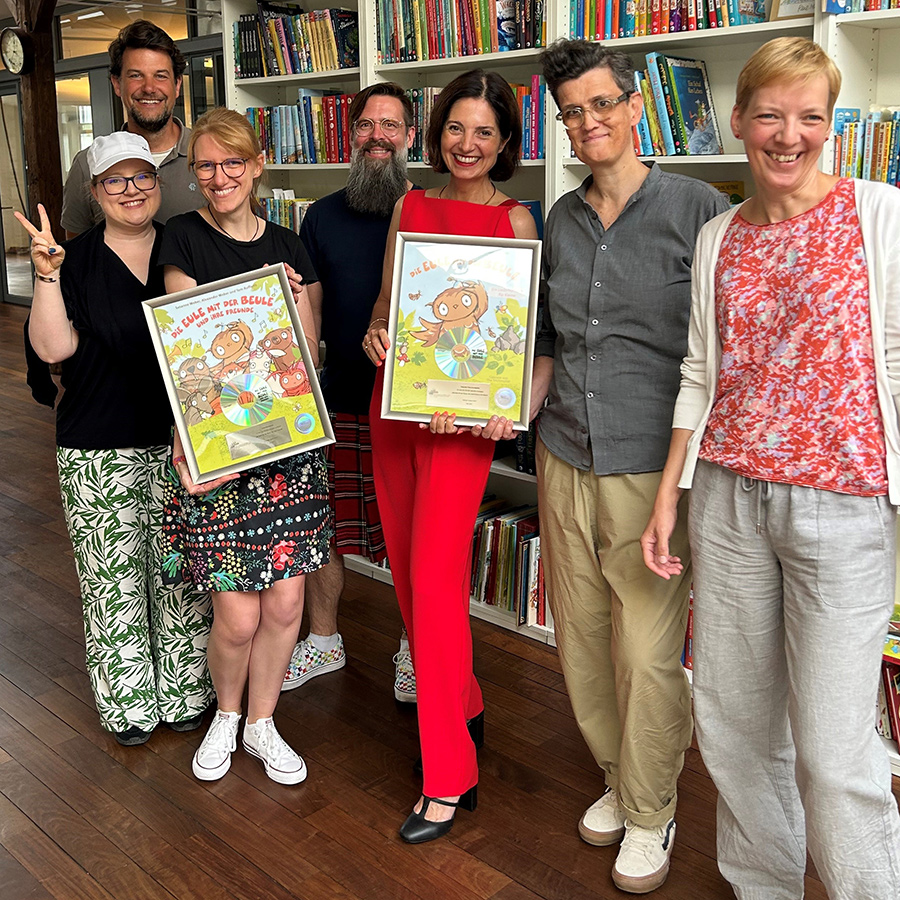 Das Team Oetinger-audio-Team mit den Platin-Schallplatten für Die kleine Eule: Anne Müller, Thorsten Höge, Sandra Maus, Sascha Börngen, Juli Bielenberg, Urte Glocke, Andrea Krohn | © Oetinger audio