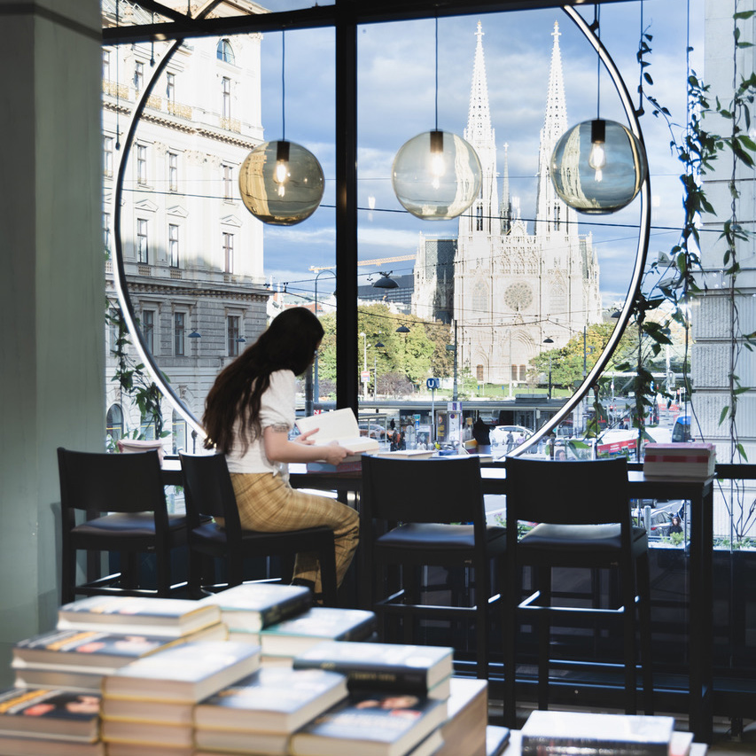 Lesen mit Ausblick: Der Blick auf die neugotische Votivkirche | © Thalia / Agnes Mutschler